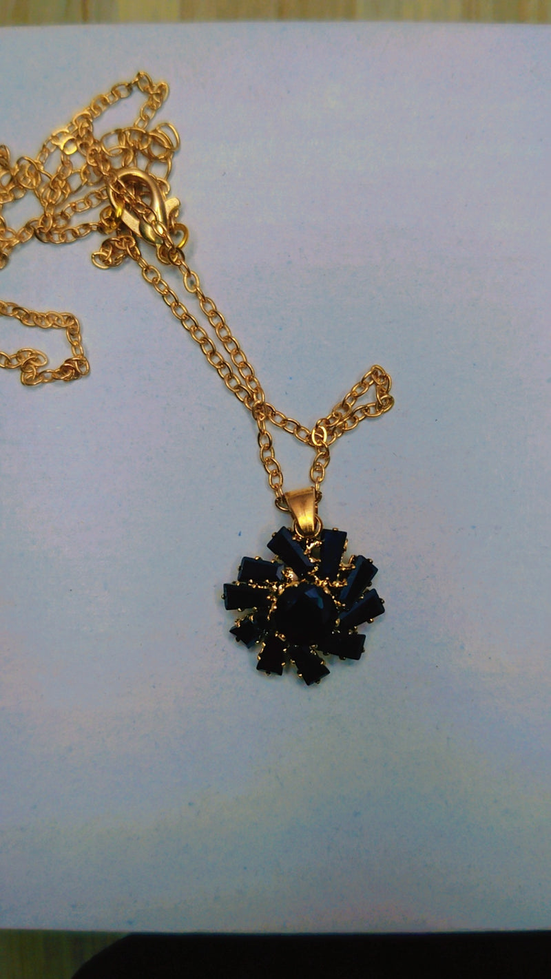 Adjustable zircon pendant with blue and black stones – perfect for formal and casual outfits.